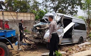 Mobil Travel Ringsek Usai Seruduk Truk di Tol Boyolali, 1 Orang Meninggal