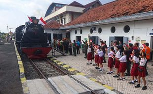 Peringati Hari Pahlawan, PT KAI Ajak Gibran & Veteran Naik Kereta Uap Jaladara