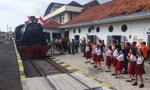 Mengintip Keseruan Legiun Veteran dan Murid SD di Solo Naik Kereta Uap Jaladara