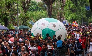 Meriah, Warga Solo Antusias Saksikan Kirab Trophy Experience Piala Dunia U-17