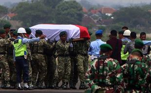 Jenazah Prajurit TNI Korban Kontak Tembak dengan KKB Tiba di Lanud Adi Soemarmo