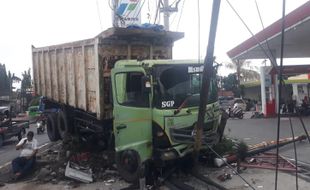 Rem Blong! Truk Dump Tabrak Taman SPBU di Ungaran Semarang, Tak Ada Korban Jiwa