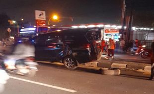 Diduga Sopir Terpengaruh Miras, Mobil Elf Tabrak Enam Kendaraaan di Karanganyar