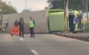 Diduga Rem Blong, Truk Terguling di Turunan Salib Putih Jalan Lingkar Salatiga