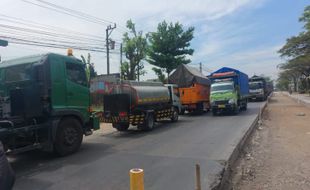 Jalan Pati-Rembang Masih Macet Parah, Pengusaha Truk Rugi Rp1 Juta/Hari