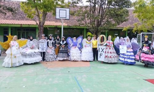 Meriahkan HUT, Siswa SMPN 2 Masaran Sragen Desain Kostum Berbahan Barang Bekas