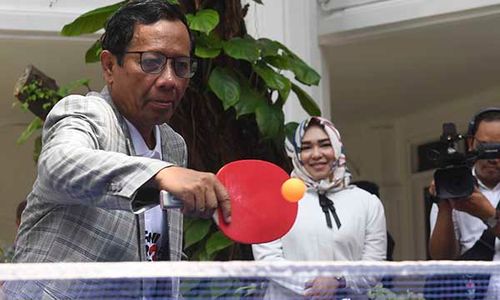 Momen Cawapres Mahfud MD Main Tenis Meja Bareng Relawan Muda di Jakarta