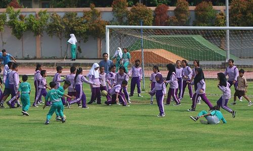 Seru, Seratusan Siswa SD di Solo Main Bola Bersama Semarakkan Piala Dunia U-17