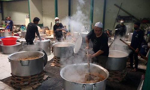 Kesibukan Dapur Masjid Riyadh Solo Masak Nasi Kebuli untuk Haul Habib Ali