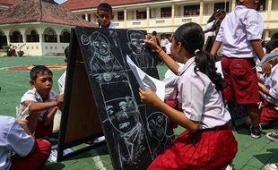 Serunya Siswa SDN VI Mojosongo Solo Menggambar Bersama Tokoh Pahlawan