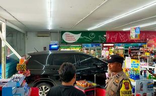 Penampakan Mobil Terjang Minimarket di Sukoharjo, Dua Orang Luka