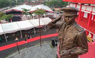 Kapolri dan Panglima TNI Resmikan Monumen Jenderal Hoegeng di Pekalongan