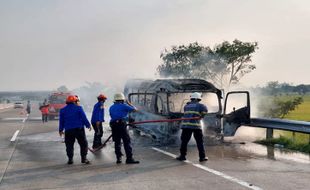 Breaking News! Mobil Elf dari Arah Ngawi Terbakar Hebat di Tol Masaran Sragen