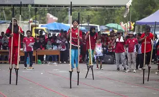 Keseruan Festival Olahraga Tradisional di Indramayu, Ada Egrang hingga Terompah