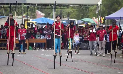 Keseruan Festival Olahraga Tradisional di Indramayu, Ada Egrang hingga Terompah