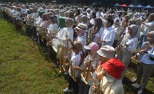 Pemecahan Rekor ORI Pagelaran Angklung Lintas Generasi di Bogor