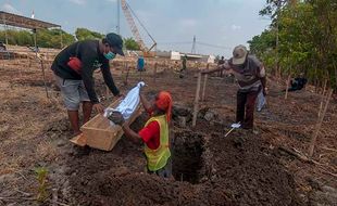 Pemindahan Makam Terdampak Proyek Tol Solo-Jogja di Karanganom Klaten