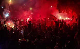 Rayakan 1 Abad Persis Solo, Ribuan Suporter Pesta Flare di Jl Slamet Riyadi