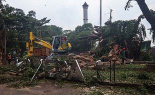 DLH Solo Evakuasi Pohon Beringin Ambruk di Stadion Sriwedari