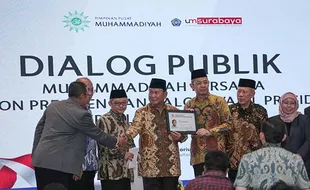 Muhammadiyah Beri Kartu Anggota Kehormatan ke Prabowo Subianto di UM Surabaya