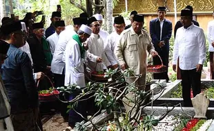 Prabowo Subianto Ziarah ke Makam Pendiri NU di Ponpes Tebuireng Jombang