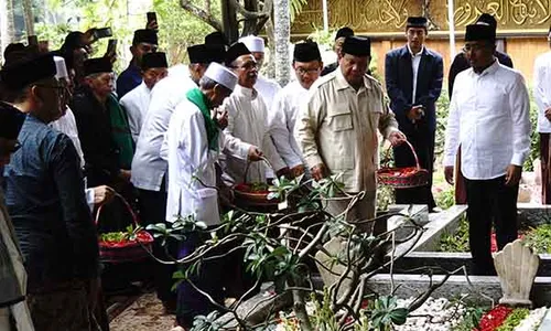 Prabowo Subianto Ziarah ke Makam Pendiri NU di Ponpes Tebuireng Jombang