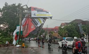 Hujan Deras dan Angin Kencang Landa Karanganyar, Baliho Caleg Ambruk