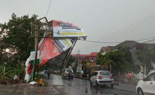 6 Jam Setelah Apel Kebencanaan, Karanganyar Mobat-mabit Disapu Hujan & Angin