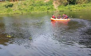 Terpeleset Saat Cari Ikan, Warga Sambungmacan Sragen Hanyut di Bengawan Solo