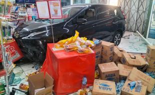 Salah Injak Rem, Mobil Nyelonong Masuk Minimarket di Sukoharjo Tabrak 2 Orang