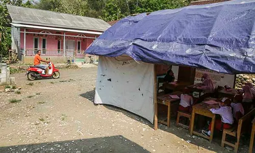 Ruang Kelas Rusak, Puluhan Siswa SD di Sukabumi Belajar di Tenda Darurat