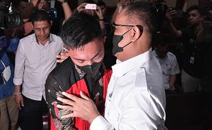 Momen Rafael Alun Peluk Mario Dandy di Ruang Sidang, 8 Bulan Tak bertemu