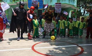 Aksi Superhero Main Bola Bareng Siswa SD di Solo Sambut Piala Dunia U-17