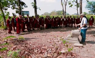 Siswa SMK Leonardo Klaten Belajar Sejarah di Situs Nglumbang Dungik Soropaten