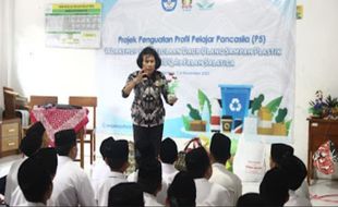 Siswa SMP RUQ Al Falah Salatiga Belajar Bikin Kerajinan dari Sampah Plastik