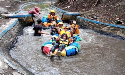 Menjajal Adrenalin Bonus Pemandangan Alam di Sitalang River Tubing Salatiga