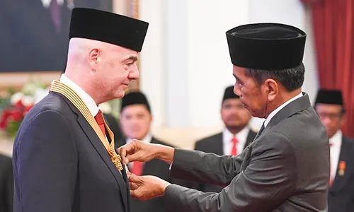 Presiden FIFA Terima Bintang Jasa Pratama dari Jokowi di Istana Negara