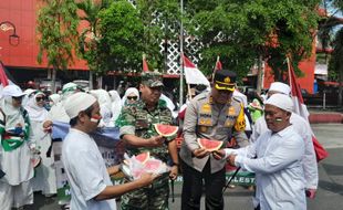 Aksi Peduli Palestina, Ratusan Warga hingga Polisi Wonogiri Bagi-bagi Semangka