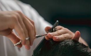 Arti Mimpi Rambut Dipotong Orang Lain yang Bikin Khawatir