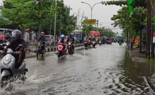 Terobos Banjir, Sejumlah Kendaraan di Semarang Mogok