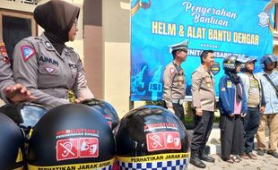 10 Difabel Tunarungu Dapat Alat Bantu Dengar-Helm Berstiker dari Polres Klaten