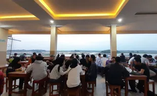 Basecamp Walidi, Tongkrongan Murah dengan View Indah di Waduk Cengklik Boyolali