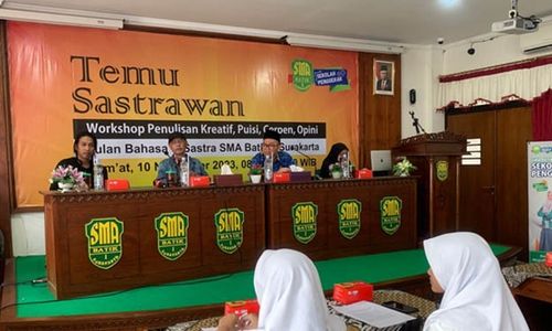 Temu Sastrawan di SMA Batik 1 Surakarta