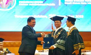 Selamat! Maidi Jadi Doktor Administrasi Publik Pertama di Universitas Terbuka