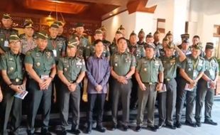 Gibran Berpose Bareng Puluhan Tentara, TNI AD Pastikan Itu Foto Lama