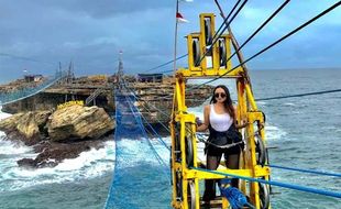 Gondola Jadi Daya Tarik Wisatawan Mancanegara di Pantai Timang Gunungkidul