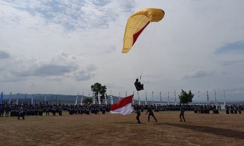 Meriah! HUT Ke-52 Korpri di Lapangan WGM Wonogiri Diwarnai Atraksi Paralayang