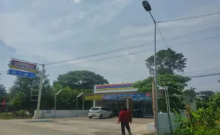 Salahi Aturan, Lampu PJU Milik Pemkab Ngawi Terpasang di Belakang Indomaret