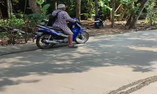 Viral! Baru Dicor, Jalan Desa di Pekalongan Dilintasi Sepeda Motor