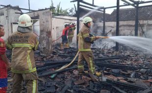 Rumah Tempat Gudang Dekor Manten di Ceper Klaten Ludes Terbakar